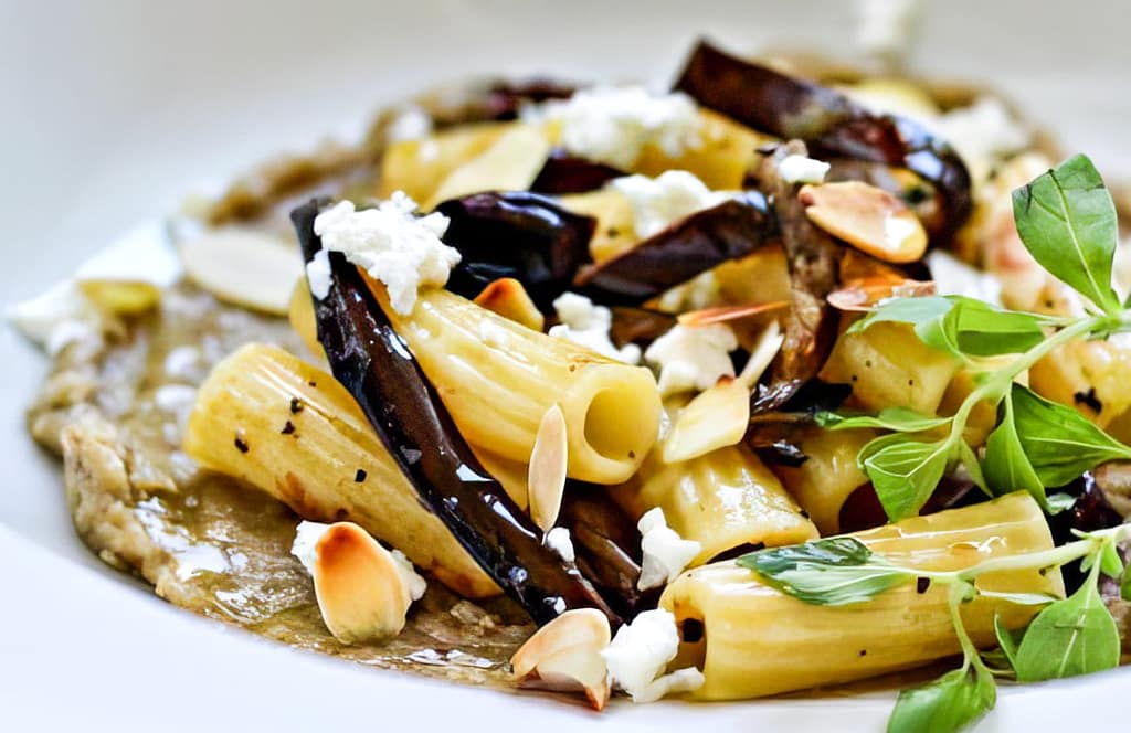 RIGATONI DI KAMUT CON PESTO DI MELANZANE, PRIMO SALE DI BUFALA AL PROFUMO DI MAGGIORANA