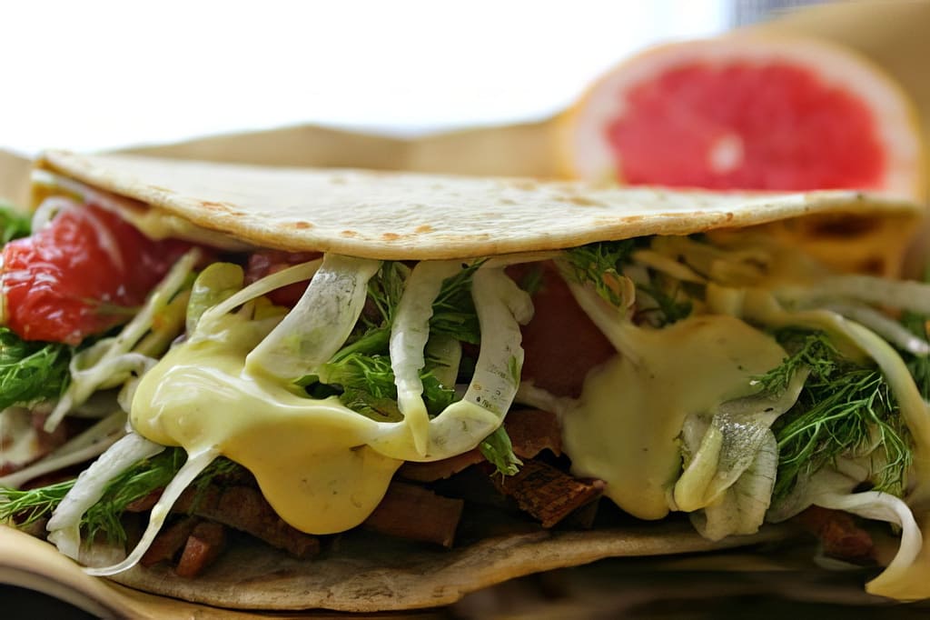 PIADINA DI FARRO CON PROSCIUTTO COTTO SPEZIATO ED INSALATA DI FINOCCHI E POMPELMO ROSA