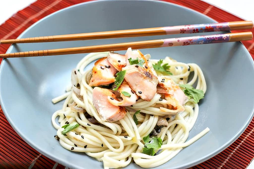 NOODLES CON TROTA SALMONATA AL WASABI