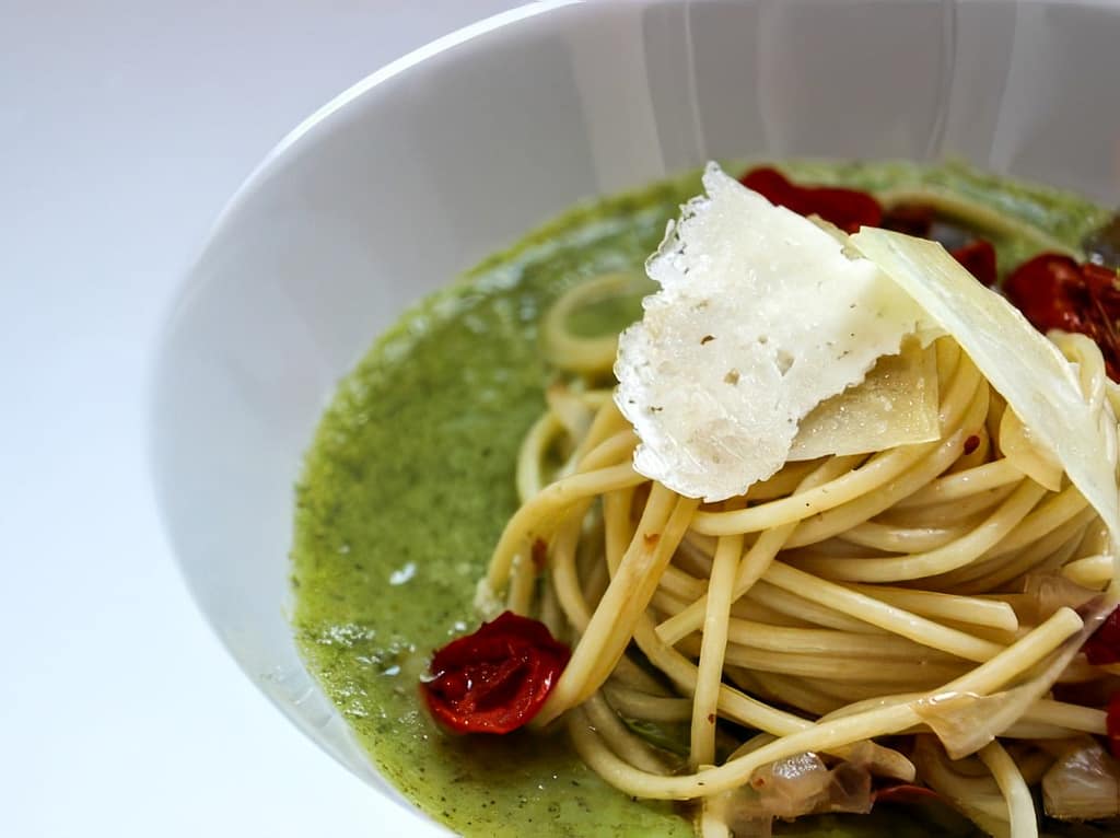 SPAGHETTI ALLA CIPOLLA E SCAGLIETTE DI PANCETTA SU CREMA DI ZUCCHINE CON POMODORINI E FORMAGGIO DI GROTTA