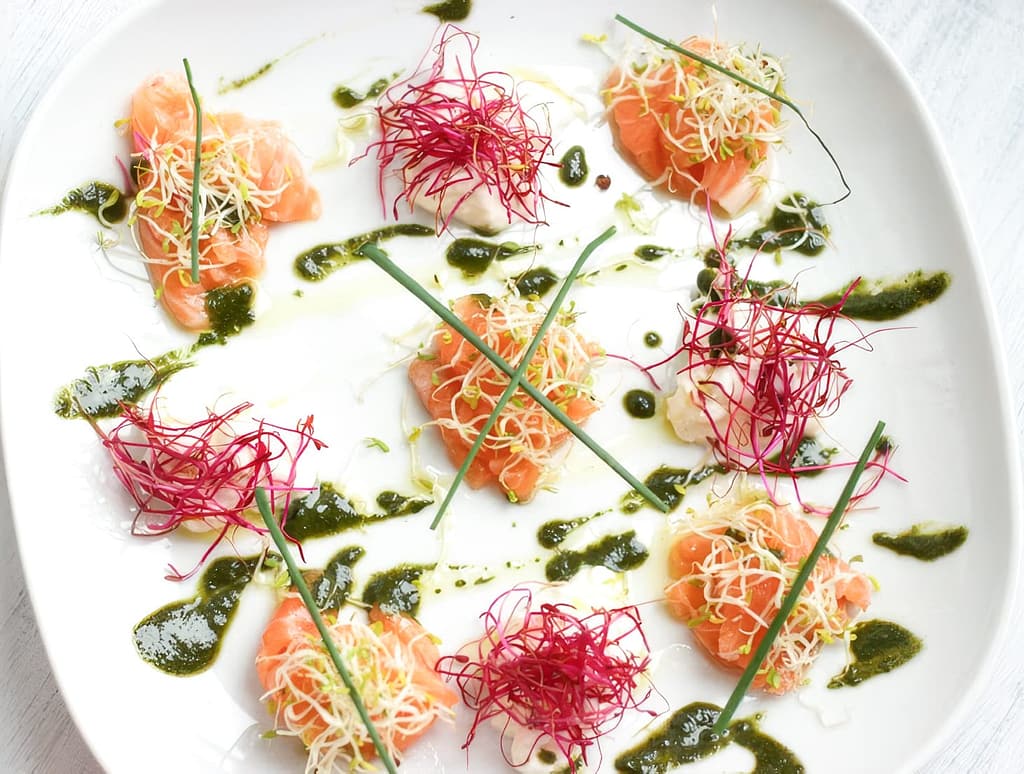 SASHIMI DI SALMONE CON BURRATA GERMOGLI E SALSA AL BASILICO ORIENTALE