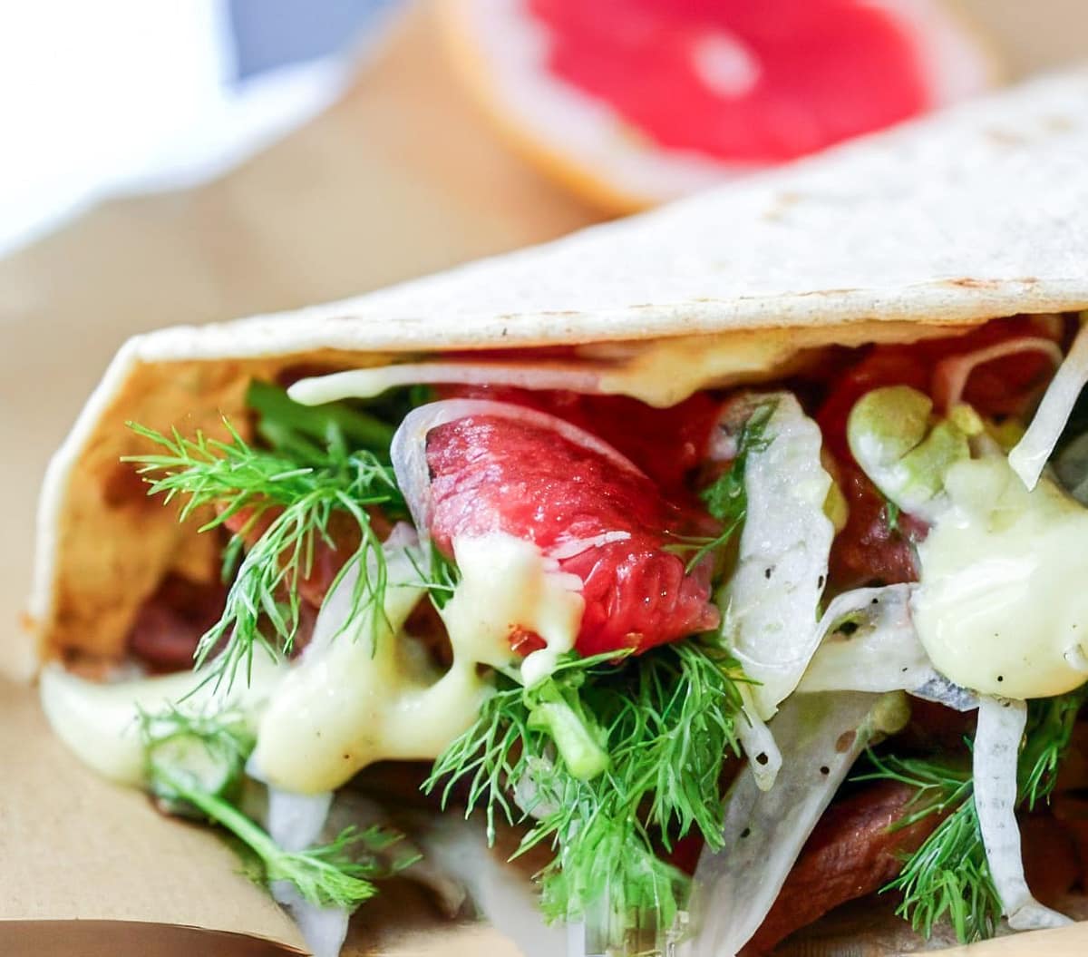 PIADINA DI FARRO CON PROSCIUTTO COTTO SPEZIATO ED INSALATA DI FINOCCHI E POMPELMO ROSA