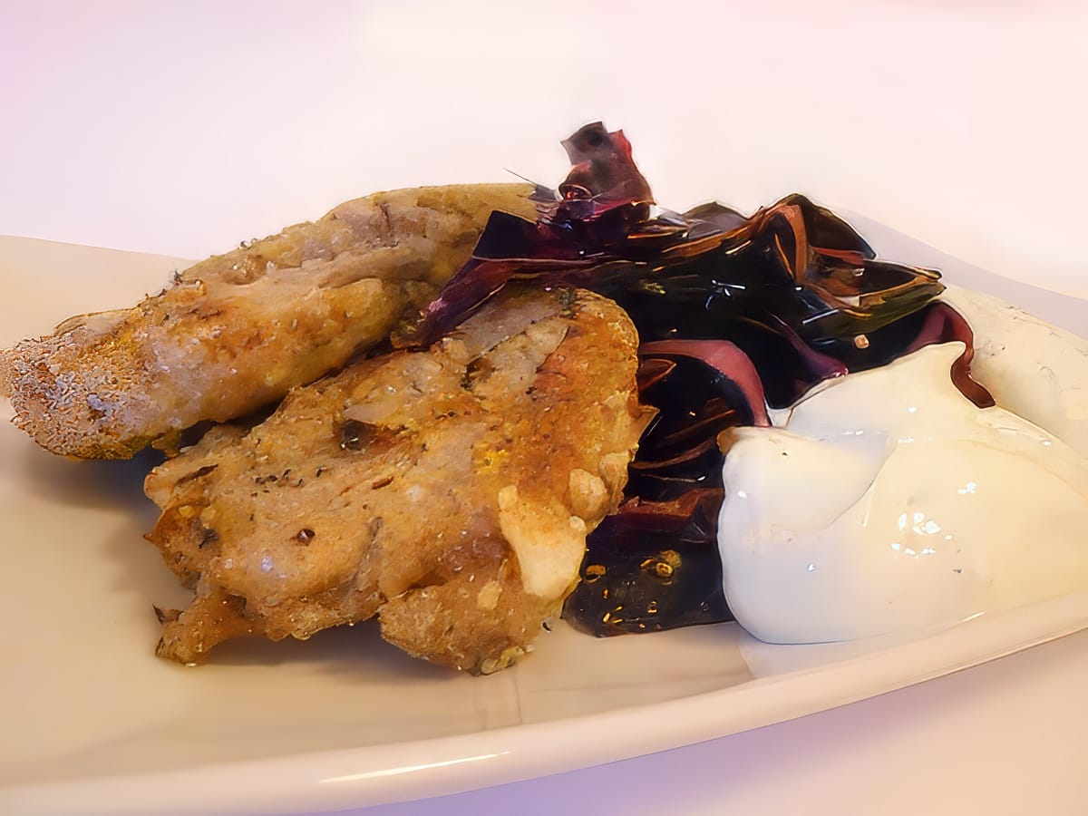 Cotolette con Frutta Secca, Insalata di Cavolo Rosso e Salsa allo Yogurt