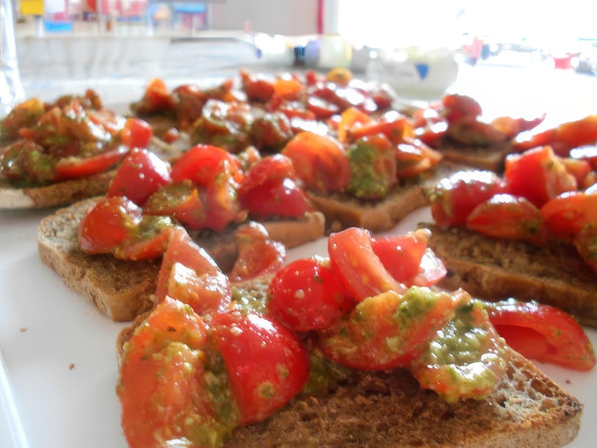 Crostini con Pomodorini e Pesto