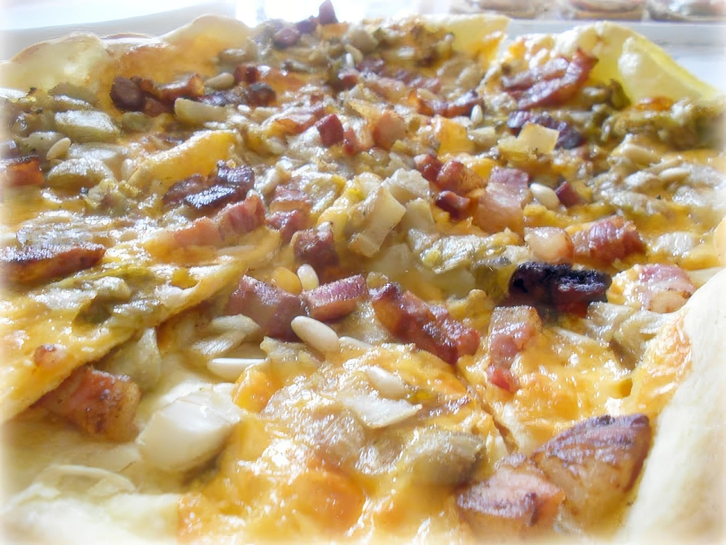Pizza Brisèe con Belga Stufata, Cheddar, Bacon e Pinoli