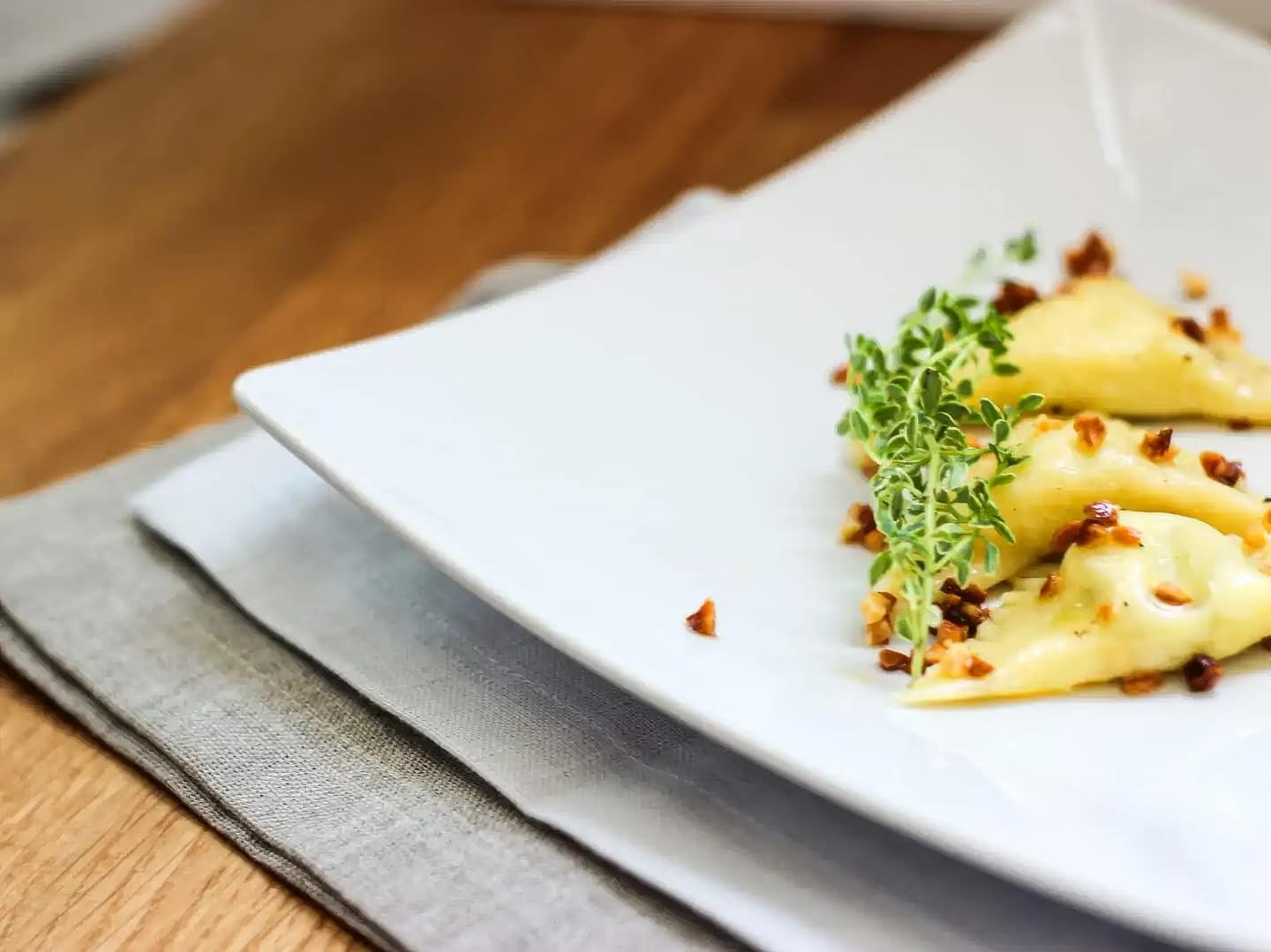 Ricetta dei Ravioli di Caprino e Porro con Mandorle Tostate e Burro