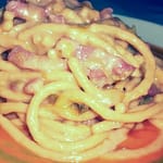 BIGOLI CON PORRO E PANCETTA SU CREMA DI ZUCCA E SALSA AL PREZZEMOLO