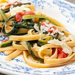 LINGUINE CON CICORIA POMODORINI E FORMAGGIO DI CAPRA