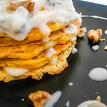 PANCAKES ALLA ZUCCA, SALSICCIA E PORRI CON GORGONZOLA E NOCI