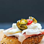 CROSTINI AL SESAMO CON SAN DANIELE, BURRATA E PEPERONI AGRODOLCI
