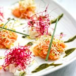 SASHIMI DI SALMONE CON BURRATA GERMOGLI E SALSA AL BASILICO ORIENTALE