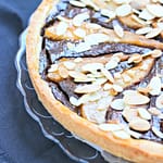 torta alle pere, arricchita con cioccolato fondente e mandorle