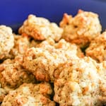 COOKIES SEMINTEGRALI CON CORN FLAKES, UVETTA E NOCI