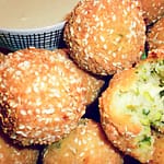 Crocchette di Zucchine Profumate alla Menta con Salsa allo Yogurt
