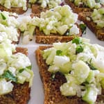 Crostini con Insalata di Cetrioli Greca