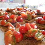 Crostini con Pomodorini e Pesto