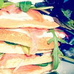 Pancakes Salati con Salmone Affumicato, Misticanza e Panna Acida