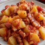 Patate rustiche con bacon croccante e salsa di pomodoro