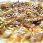 Pizza Brise' con Belga Stufata, Cheddar, Bacon e Pinoli