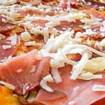 Pizza con Salsa di Pomodoro, Funghi, Speck e Scaglie di Formaggio di Capra
