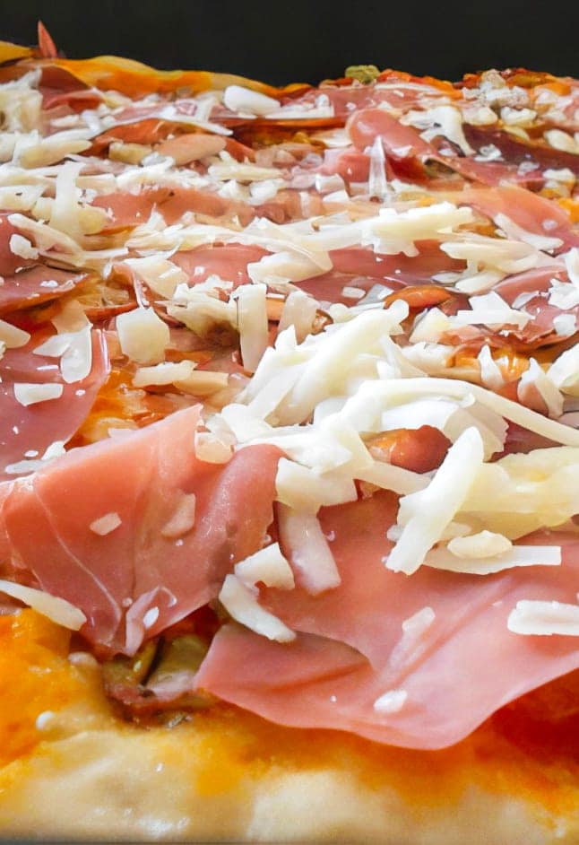 Pizza con Salsa di Pomodoro, Funghi, Speck e Scaglie di Formaggio di Capra