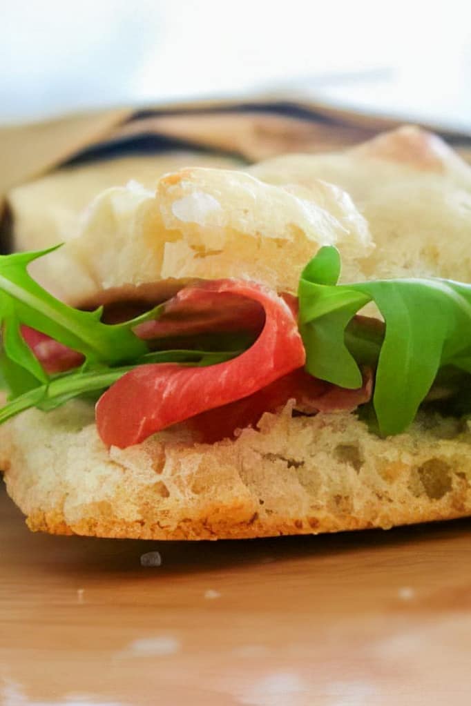 FOCACCIA A LUNGA LIEVITAZIONE CON SALE DOLCE DI CERVIA accompagnata da prosciutto crudo dolce e rucola.