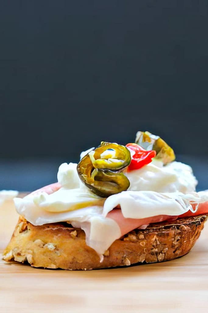CROSTINI AL SESAMO CON SAN DANIELE, BURRATA E PEPERONI AGRODOLCI