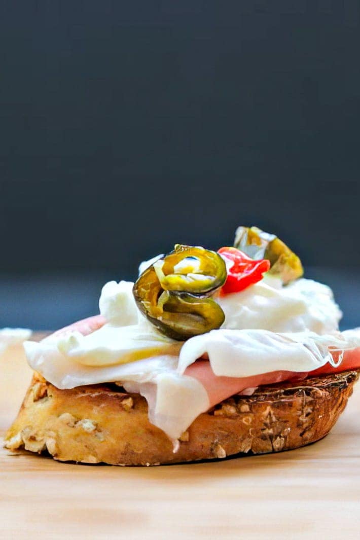 CROSTINI AL SESAMO CON SAN DANIELE, BURRATA E PEPERONI AGRODOLCI