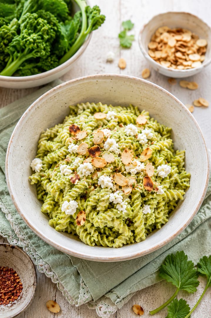 Pasta cremosa con cime di rapa, feta e mandorle ricetta facile e antispreco