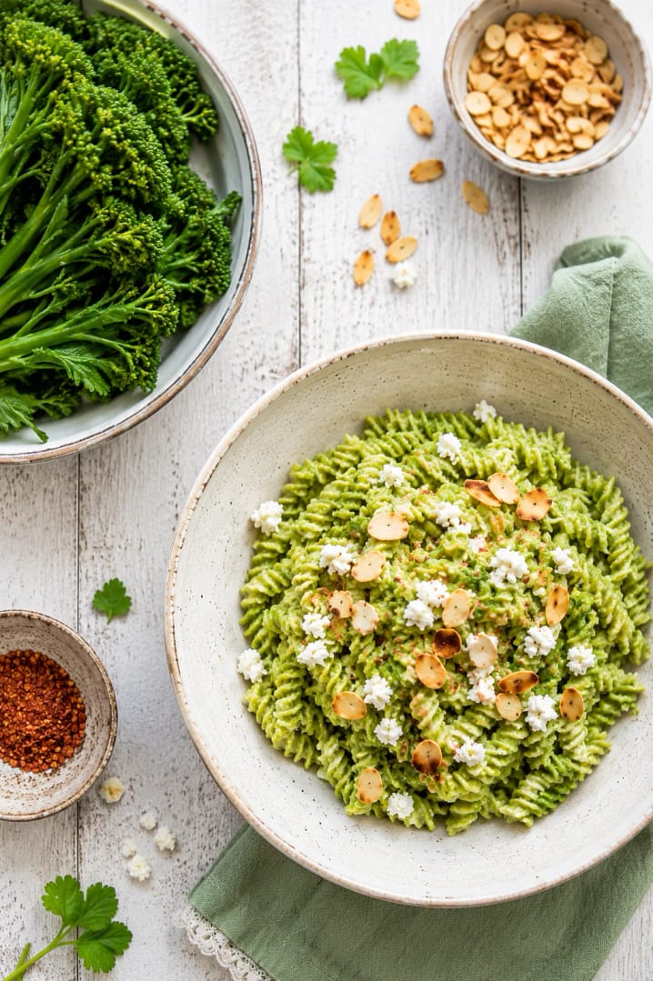 Pasta cremosa con cime di rapa, feta e mandorle ricetta facile e antispreco