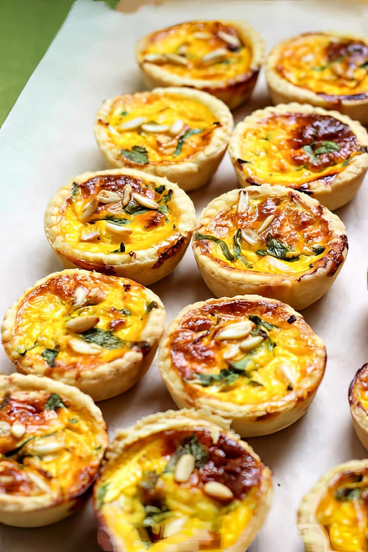 MINI QUICHE CON ZUCCHINE BASILICO E YOGURT