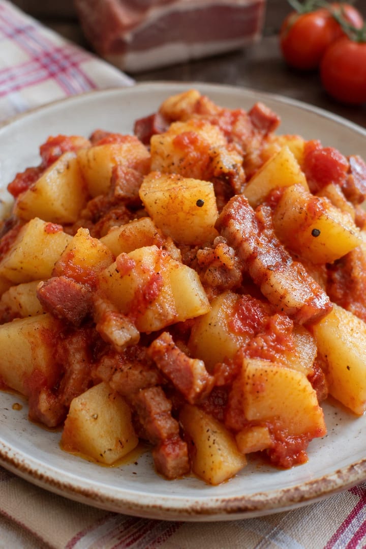 Patate rustiche con bacon croccante e salsa di pomodoro