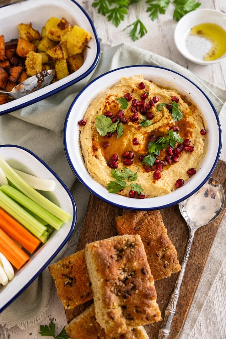 Hummus di ceci cremoso la ricetta perfetta e come servirlo