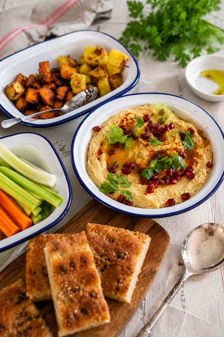Hummus di ceci cremoso la ricetta perfetta e come servirlo