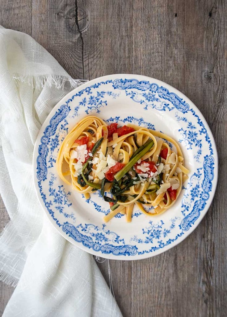 LINGUINE CON CICORIA POMODORINI E FORMAGGIO DI CAPRA LINGUINE CON CICORIA POMODORINI E FORMAGGIO DI CAPRA