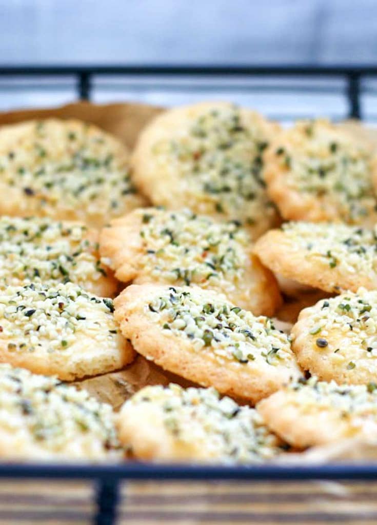 BISCOTTI AL PARMIGIANO CON SEMI DI CANAPA BISCOTTI AL PARMIGIANO CON SEMI DI CANAPA