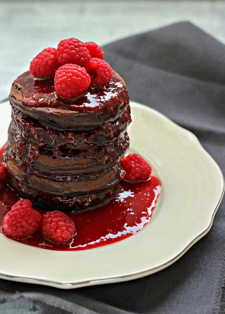 PANCAKES AL CIOCCOLATO CON SALSA DI SCIROPPO D'ACERO E LAMPONI PANCAKES AL CIOCCOLATO CON SALSA DI SCIROPPO D'ACERO E LAMPONI