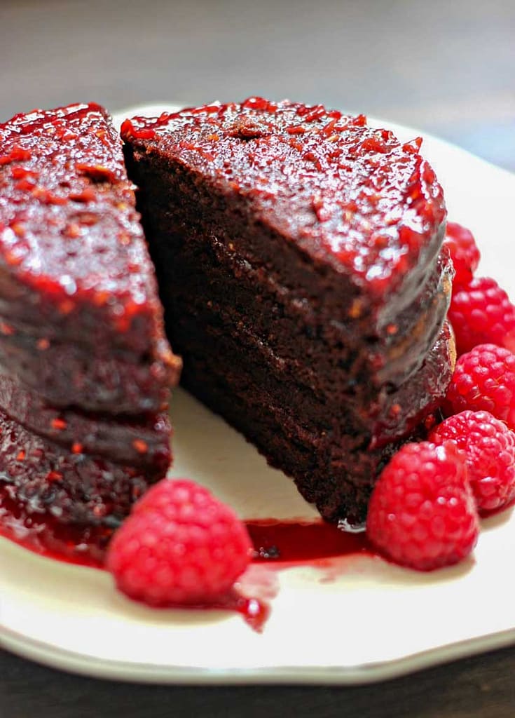 PANCAKES AL CIOCCOLATO CON SALSA DI SCIROPPO D'ACERO E LAMPONI PANCAKES AL CIOCCOLATO CON SALSA DI SCIROPPO D'ACERO E LAMPONI