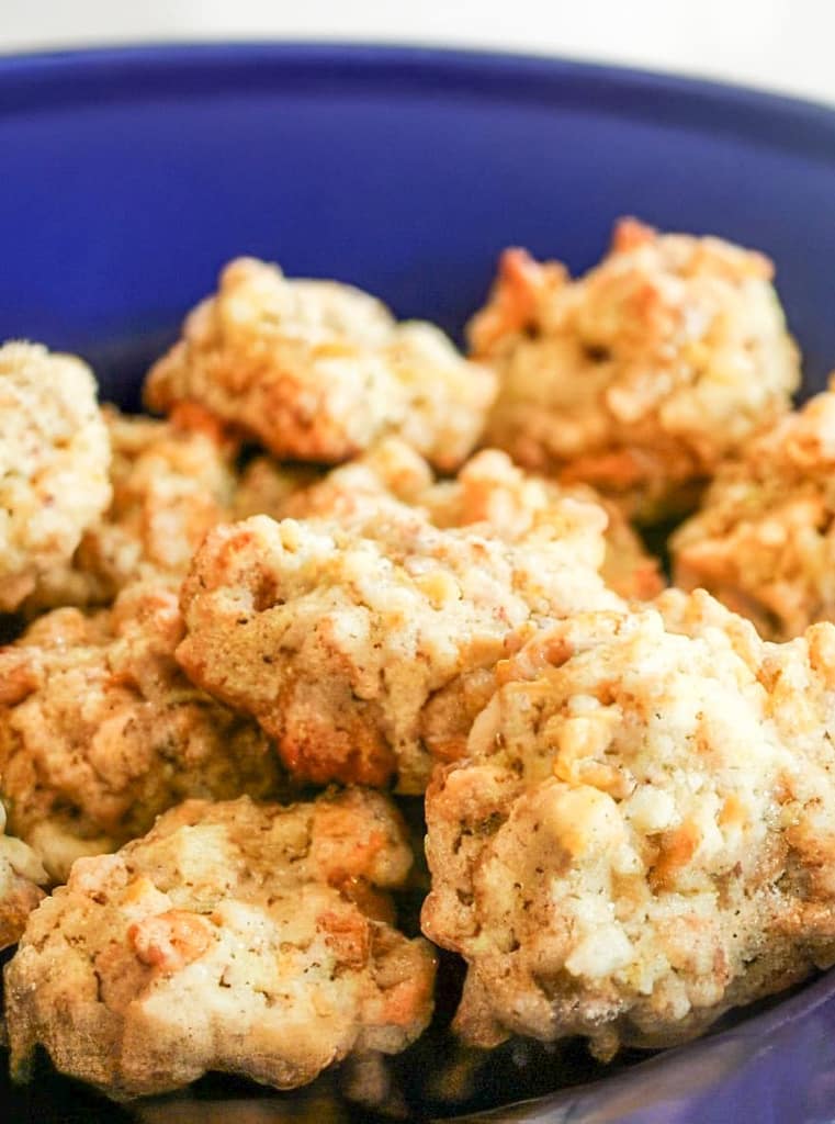 COOKIES SEMINTEGRALI CON CORN FLAKES, UVETTA E NOCI