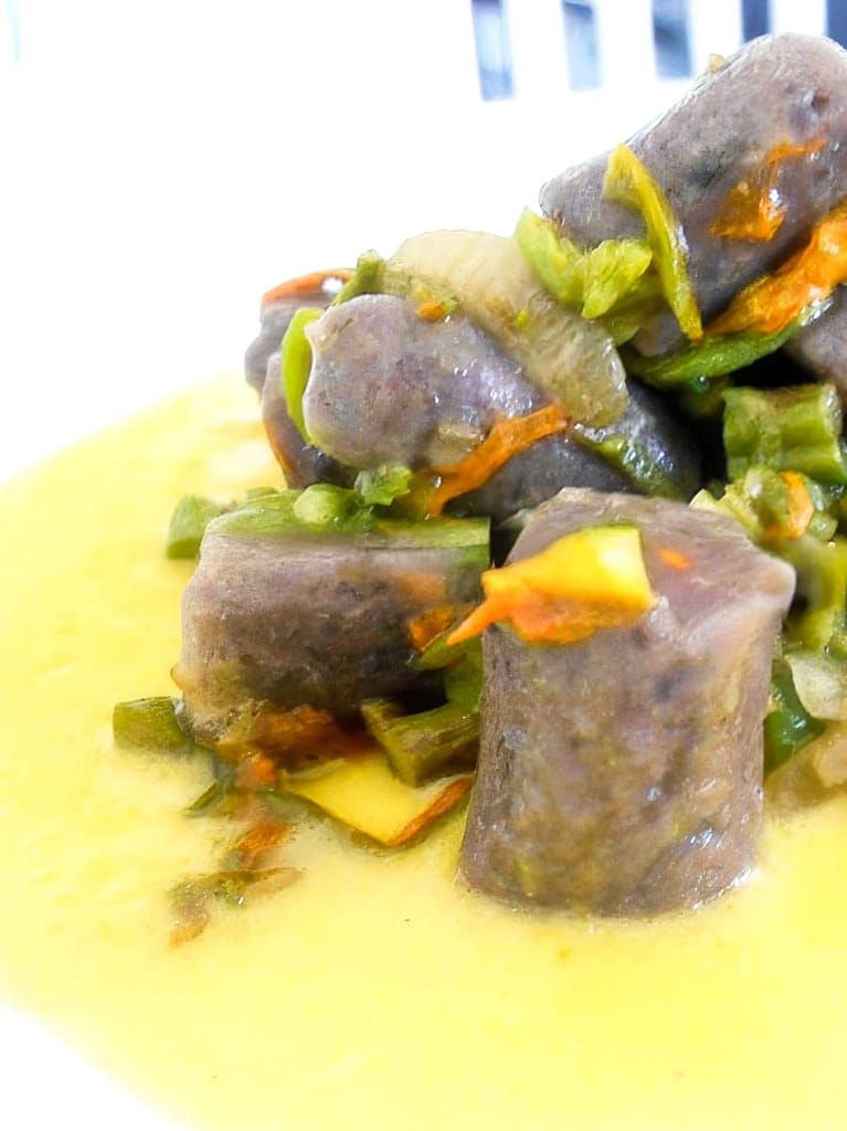 GNOCCHI DI PATATE VIOLA CON ASPARAGI,FIORI DI ZUCCA E SALSA AL GORGONZOLA E ZAFFERANO
