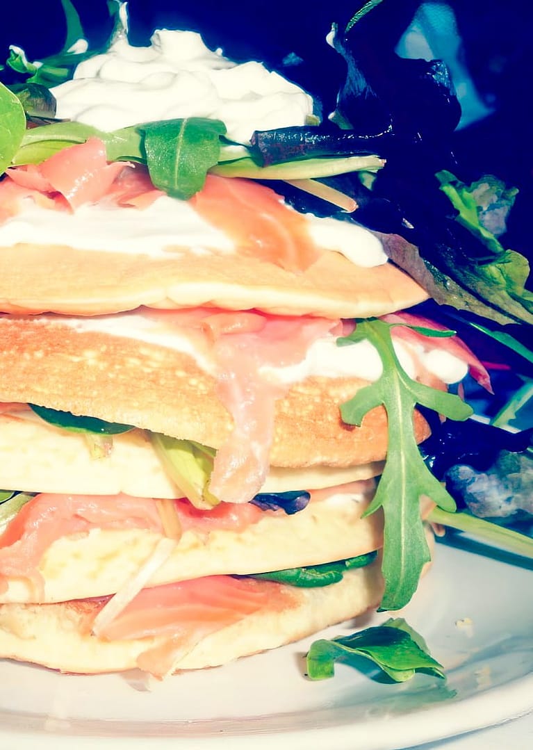 Pancakes Salati con Salmone Affumicato, Misticanza e Panna Acida