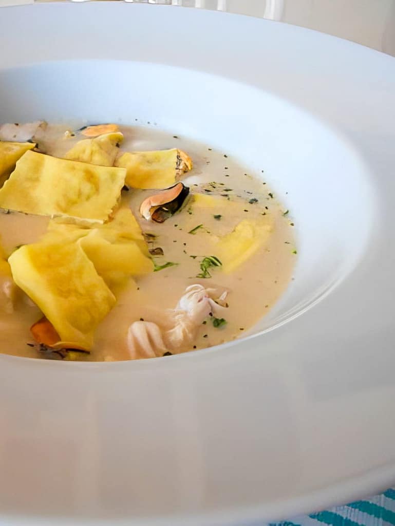 RAVIOLINI DI PESCE IN BRODO DI ISPIRAZIONE NEW ENGLAND