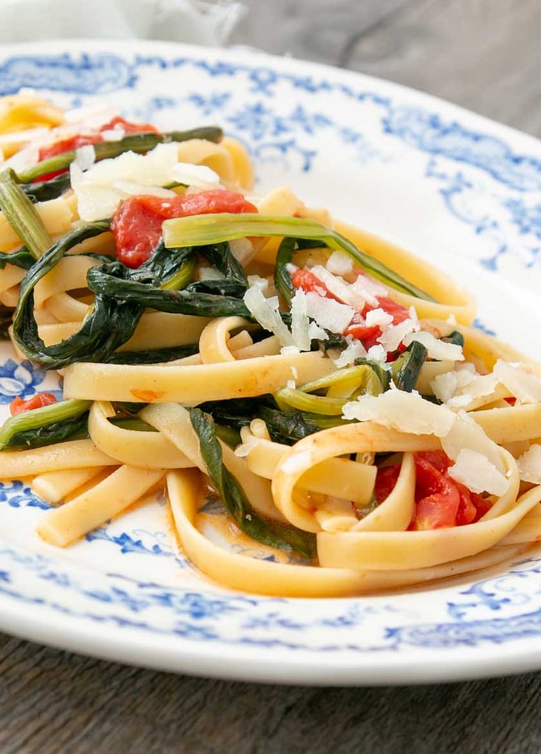 LINGUINE CON CICORIA POMODORINI E CAPRINO