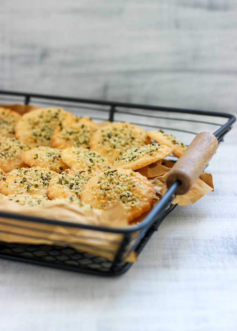 BISCOTTI AL PARMIGIANO CON SEMI DI CANAPA