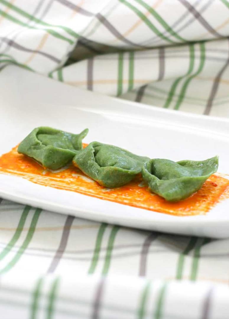 TORTELLONI DI RICOTTA CON CREMA DI PEPERONI