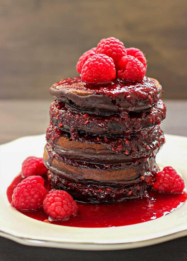 PANCAKES AL CIOCCOLATO CON SALSA DI SCIROPPO D’ACERO E LAMPONI