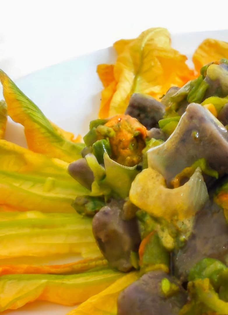 GNOCCHI DI PATATE VIOLA CON ASPARAGI,FIORI DI ZUCCA E SALSA AL GORGONZOLA E ZAFFERANO