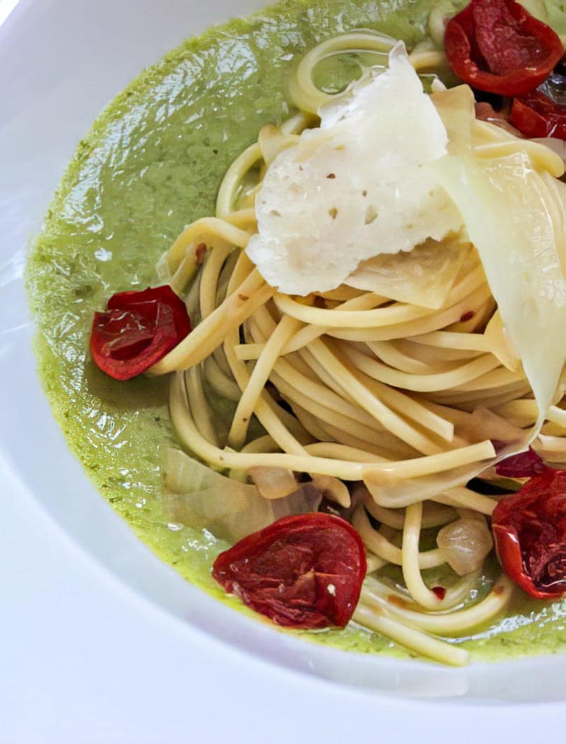 SPAGHETTI ALLA CIPOLLA E SCAGLIETTE DI PANCETTA SU CREMA DI ZUCCHINE CON POMODORINI E FORMAGGIO DI GROTTA