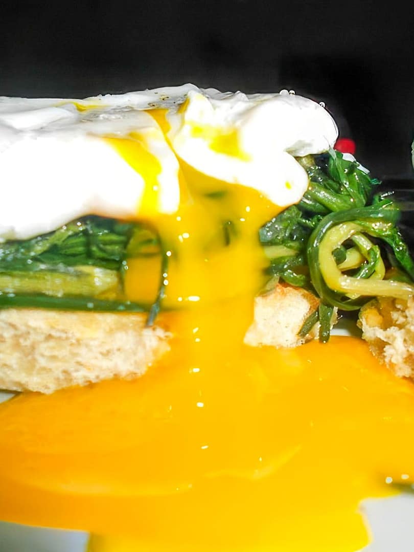 UOVO IN CAMICIA DI JULIA CHILD CON AGRETTI E CROSTINO AI 5 CEREALI