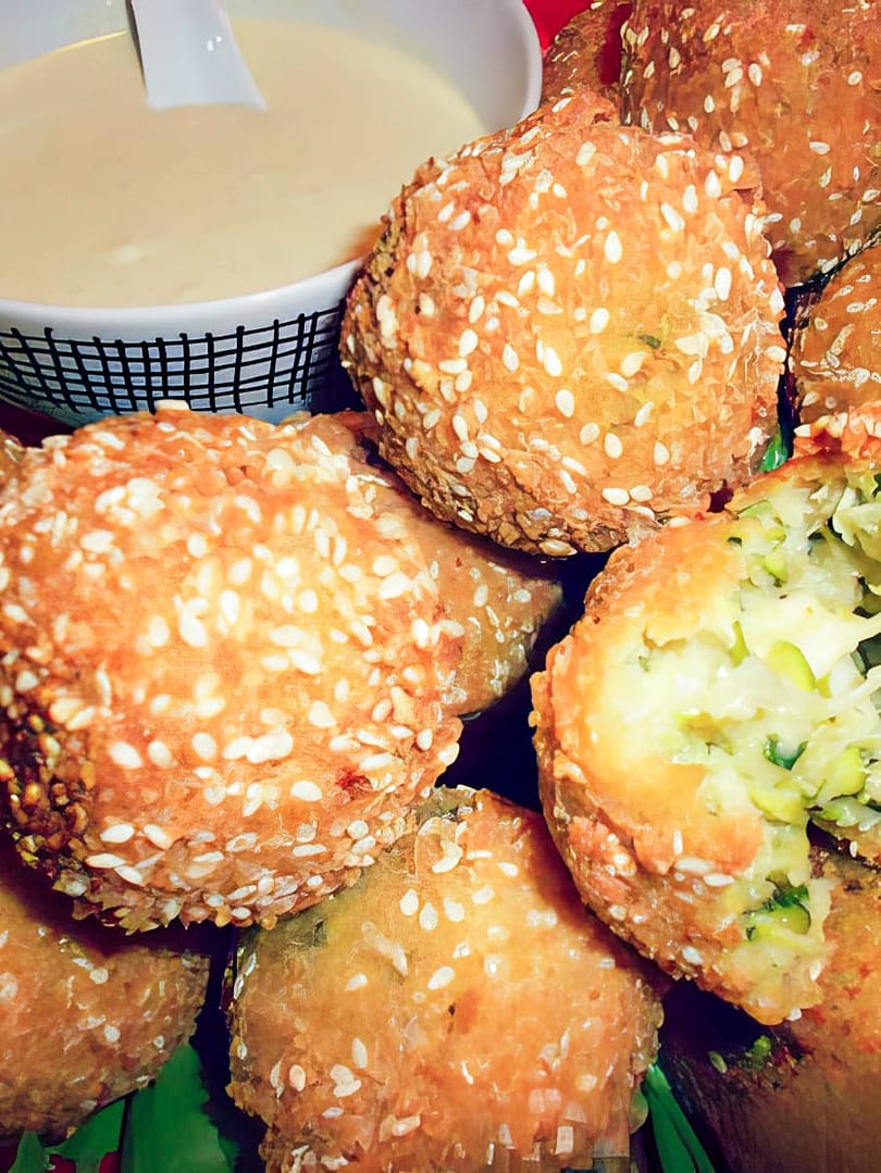 Crocchette di Zucchine Profumate alla Menta con Salsa allo Yogurt